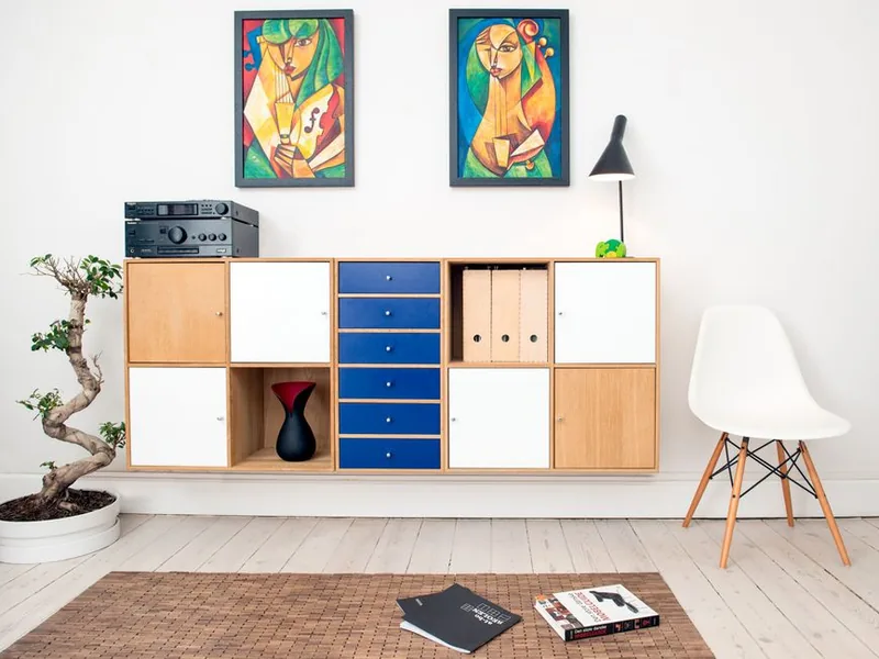 Montiertes Sideboard mit Regalaufsatz