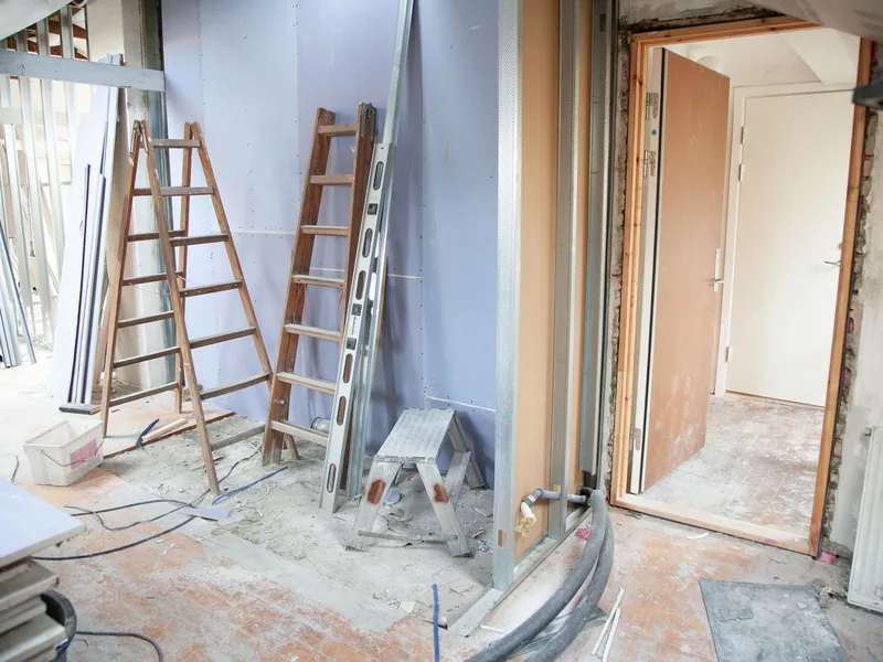 Wohnung nach der Räumung, vorbereitet für die Renovierung